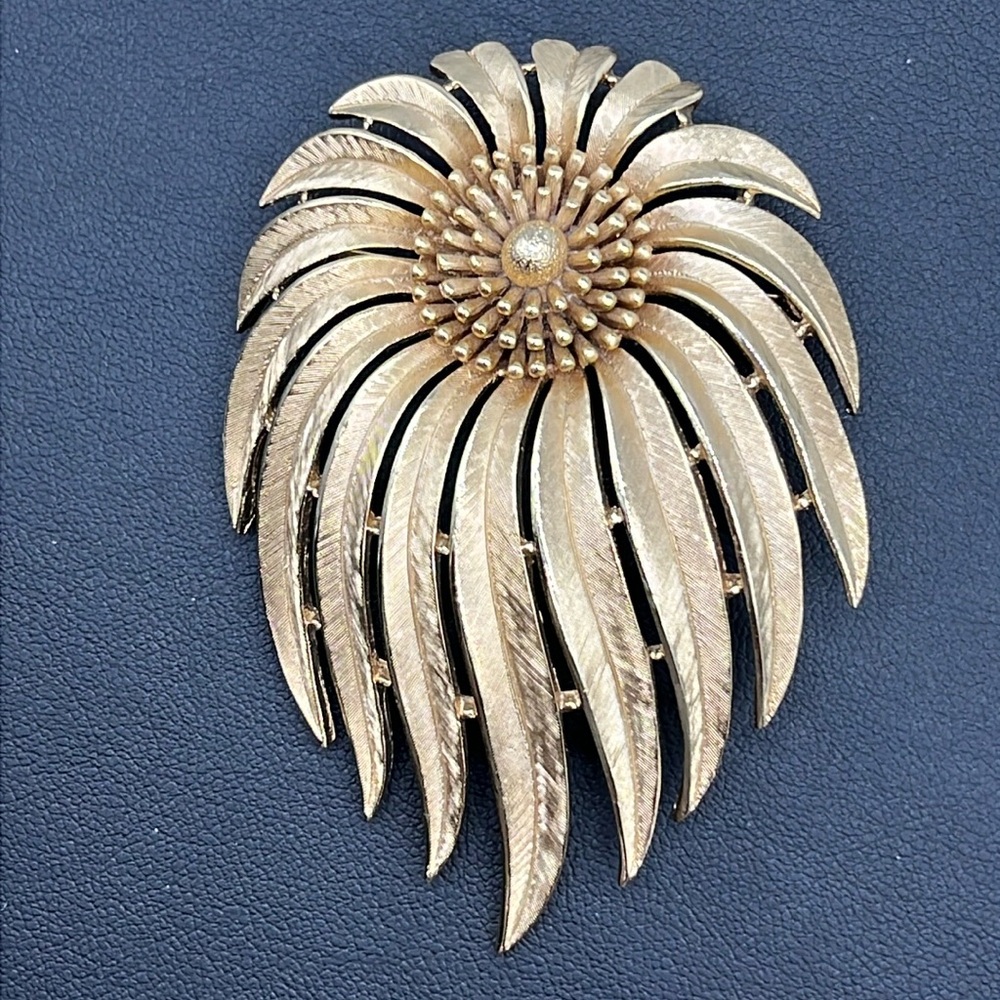 Beautiful vintage Crown Trifari gold tone flower brooch 3”x2”